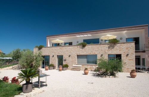 Loreto Villa | Beautiful private villa with WIFI, A/C, private pool, TV, patio, pets allowed and panoramic view