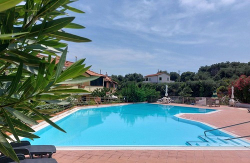 Pantai House | Beautiful villa for 6 people with pool, WIFI, TV and terrace