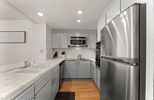 Waterfront Condo | Beautiful Waterfront Condo with Balcony in Long Beach