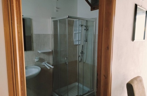 Fondi Bed & Breakfast | Bed and Breakfast 'Numero 2' with Shared Garden and Air Conditioning