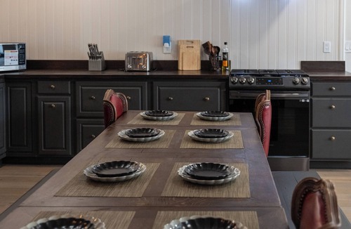 West Athens House | Bespoke 3-bedroom cottage with AC in vibrant Los Angeles near LAX/Sofi/Kia Forum