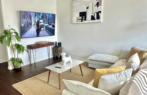 Beverly Grove Apartment | Beverly Deluxe I 2BR 2baths I Parking, Gym, Pool