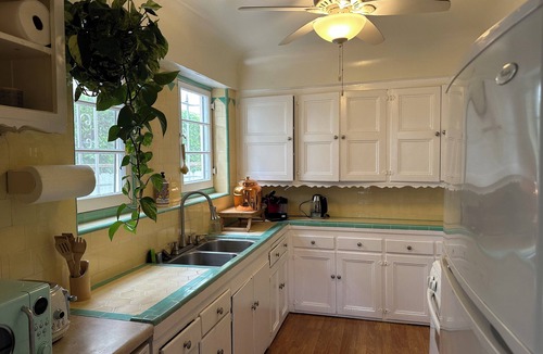 Carthay Circle House | Beverly Hills Adjacent 3-bedroom house with AC in Los Angeles