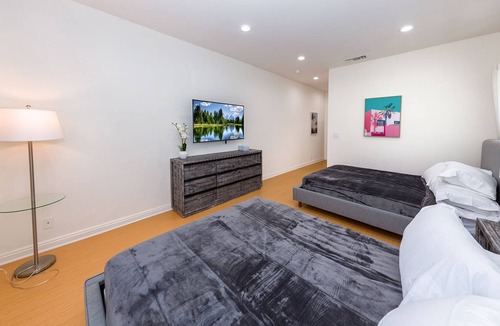 Carthay Circle House | Beverly Hills Home w/ Backyard, Jacuzzi & More