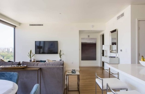 Carthay Circle Apartment | Beverly Hills – Ultra-Luxury with Stunning Views