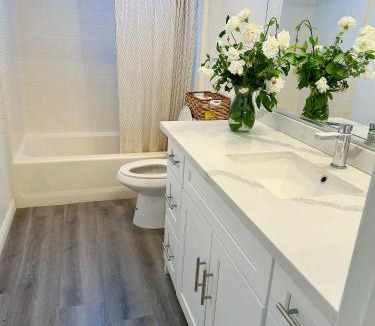Fontana House | Big bedroom shared bathroom