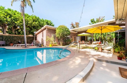 Bixby Knolls House | Bixby Beauty 50s Mod Pool & Park