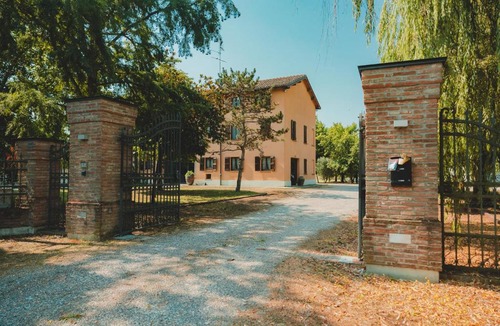 Soliera House | Black Paradise Room