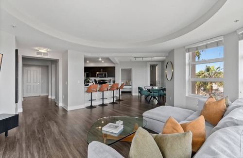 Pico Apartment | Blue Topaz' Prime Santa Monica Location, Central Rare 3BR 2BA Pool, Hot Tub, Gym