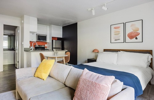 Los Angeles Apartment | Blueground | Burbank, pool & BBQ, near shops