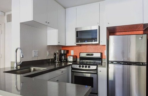 Los Angeles Apartment | Blueground | Burbank, pool & BBQ, near shops