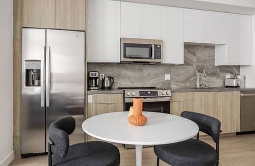 Central San Pedro Apartment | Blueground | San Pedro, w/d, nr USS Iowa