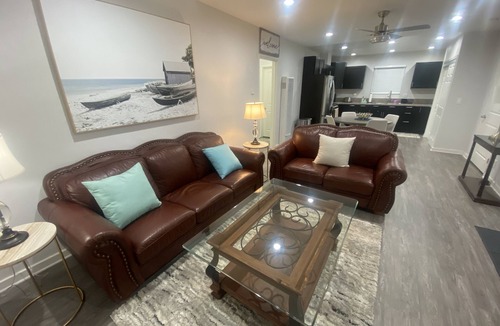 Eastside House | BonVoyage-Sleep&Sail-OvernightLayovers-Sleeps 8 Near Airport-Cruise Ports