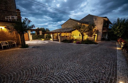 Crecchio House | Borgo Agrituristico Il Pino