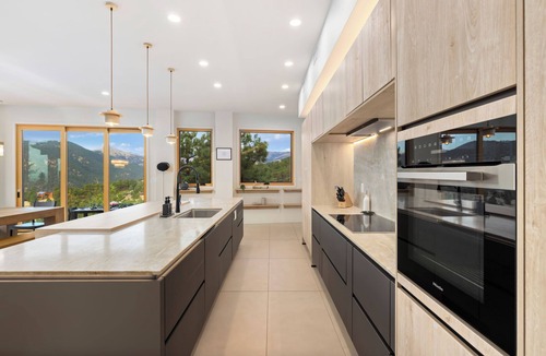 Boulder House | Boulder Luxury: Panoramic Mountain Views, Cedar Hot Tub, Wellness and Romance!
