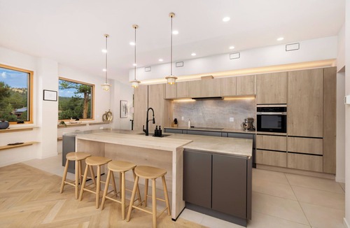 Boulder House | Boulder Luxury: Panoramic Mountain Views, Cedar Hot Tub, Wellness and Romance!
