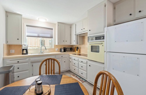 Downtown Long Beach Condo | Bright & Stylish Condo in Downtown Long Beach
