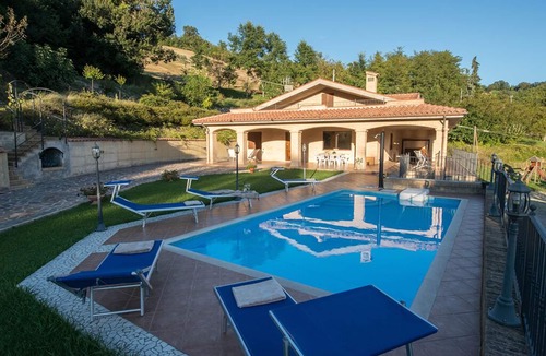 Smerillo Villa | Bright villa with wonderful views of the Sibillini mountains, private swimming pool
