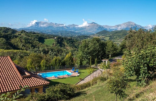 Smerillo Villa | Bright villa with wonderful views of the Sibillini mountains, private swimming pool