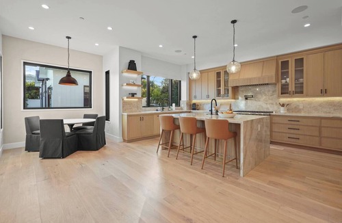Sawtelle House | Bundy Villa 6bdr/Luxurious Modern Farmhouse with Guest House