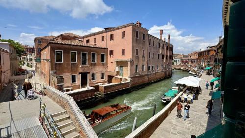 Dorsoduro Apartment | Ca' Angelica Canal View