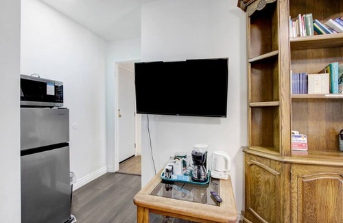 Azusa House | CalKing Suite#Metro/APU