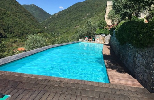 Colletta Apartment | Caprice Flat Sleeps 4 with Garden