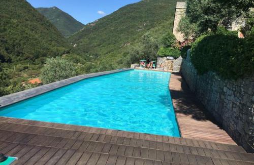 Colletta Apartment | Caprice Flat Sleeps 4 with Garden