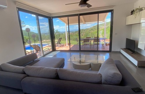 Silves House | Casa Alfarobeira, vila for 4P+baby with private pool in natural protect erea