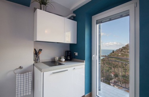 Manarola Apartment | Casa 67 Seaview Studio with Terrace & Jacuzzi in Manarola