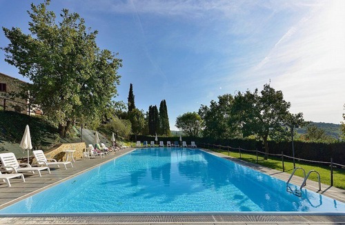 Popoltaio-Schiacciato House | Casa Caprifoglio C: A characteristic and welcoming apartment that is part of an ancient country house surrounded by the greenery, with Free WI-FI.