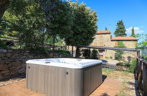 Pieve di Chio Villa | Casa del Cantore: A characteristic and welcoming two-story cottage surrounded by meadows and by green hills, in the border area between Umbria and Tuscany, with Free WI-FI.