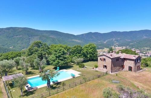 Lisciano Niccone Villa | Casa deli Ulivi: Private pool olive grove, super views, free WiFi, near village.