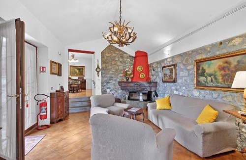Casone Carpinelli Apartment | Casa Sant'Anna with Pool - In Garfagnana - Happy Rentals