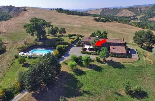 Radicofani Apartment | CASAL TREGGIA - Val d'orcia Immersed in the evocative setting of the Val d'Orcia