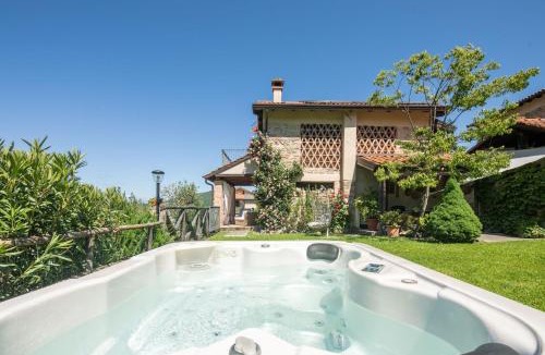 Fivizzano Villa | Casale Fivizzano 14 by VacaVilla