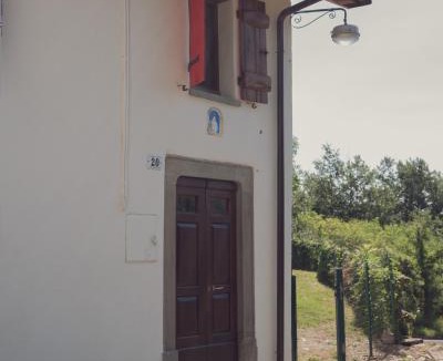 Bedonia Apartment | Casetta dalle finestre rosse