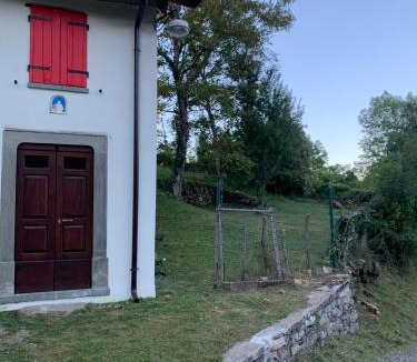 Bedonia Apartment | Casetta dalle finestre rosse