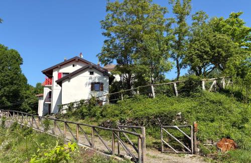 Bedonia Apartment | Casetta dalle finestre rosse