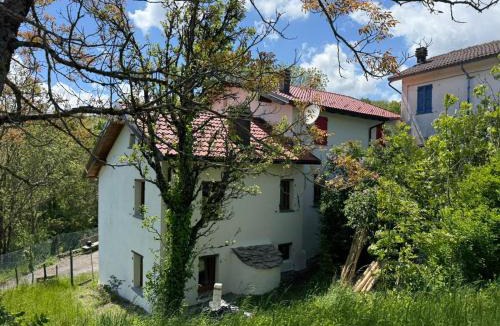 Bedonia Apartment | Casetta dalle finestre rosse