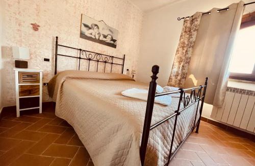 Montescudaio Apartment | Casetta Luna e Sole Giardino privato e vista Toscana