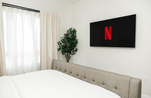 Miracle Mile Apartment | Central Quality 2 BD Apartment