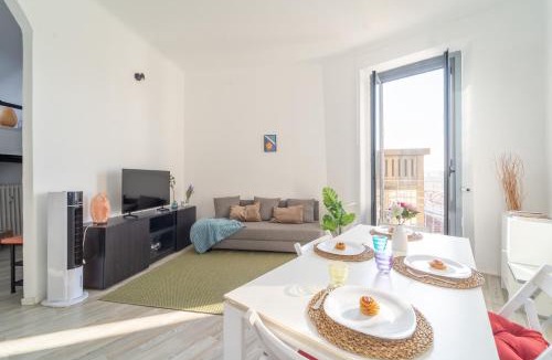 Chinatown Apartment | Central Skyline View Loft - Chinatown & Garibaldi