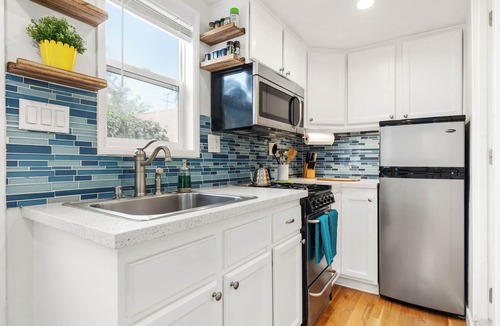 Zaferia Apartment | Centrally Located Studio at Long Beach Casitas