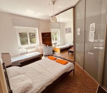 Genoa House | Centrum Twin & Triple Rooms Shared Bath