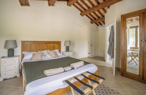 Camporotondo di Fiastrone House | Charming 7-bedroom farmhouse with pool and stunning mountain views!