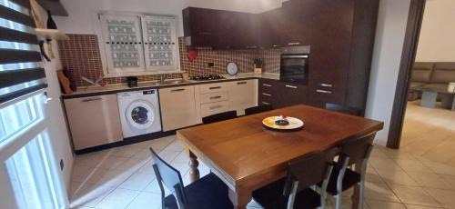 Ortonovo House | Charme rustico con ampio giardino e piscina con due camere