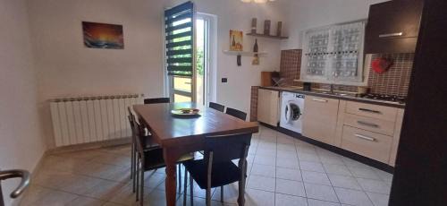 Ortonovo House | Charme rustico con ampio giardino e piscina con due camere