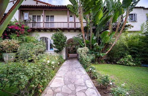 Beachwood Canyon Apartment | Charming 1-Bedroom Serviced Apartment in Los Angeles x Native