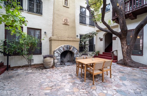Beachwood Canyon Apartment | Charming 1-Bedroom Serviced Apartment in Los Angeles x Native